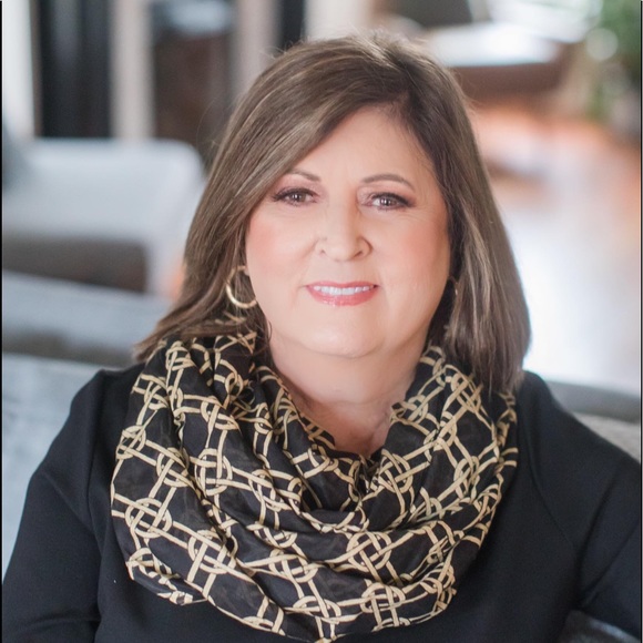 Meet your Posher, Cynthia - Picture 2 of 4